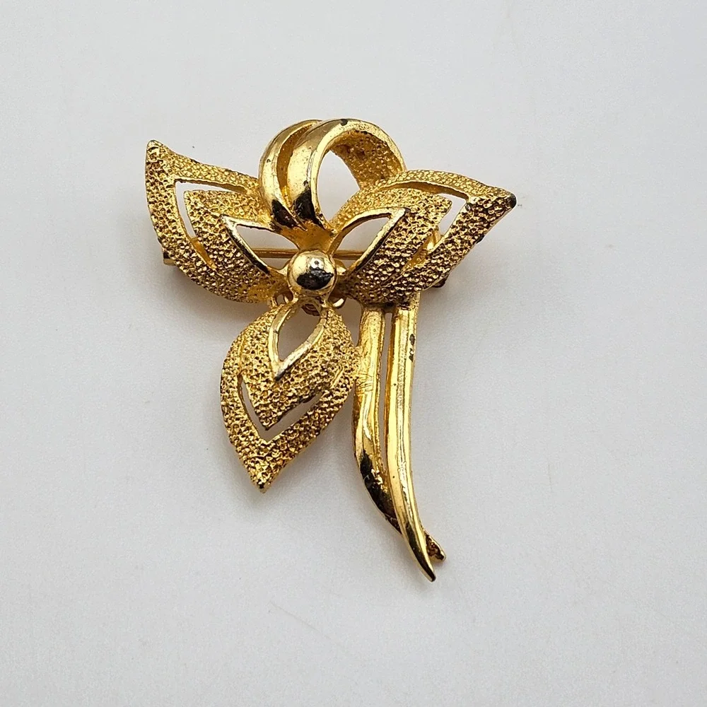 Vintage Gold Tone‎ Textured Flower Brooch Pin Floral Bouquet Jewelry